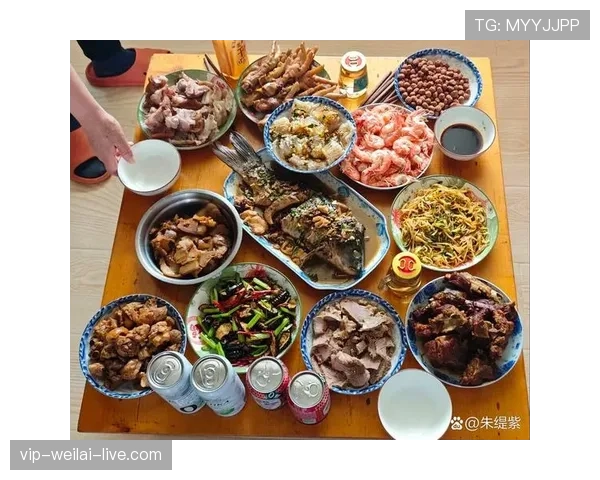 张常宁在家吃顿饭，光配菜都得摆满三张桌子